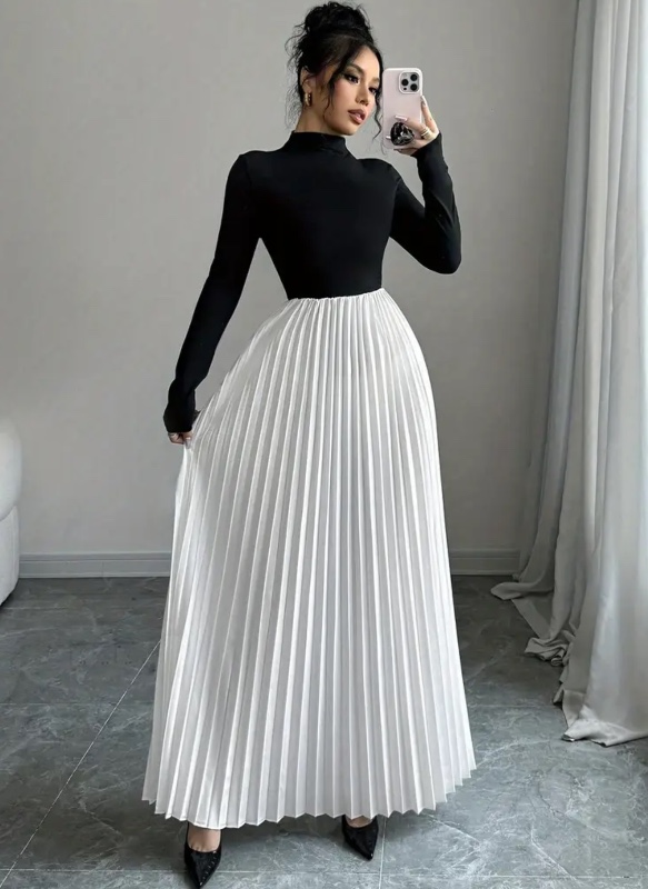 Une robe longue noire et blanche pour femme