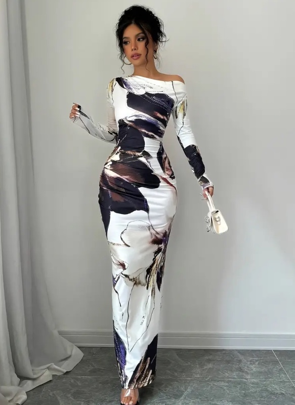 Robe à manches longues avec encolure asymétrique et taille cintrée