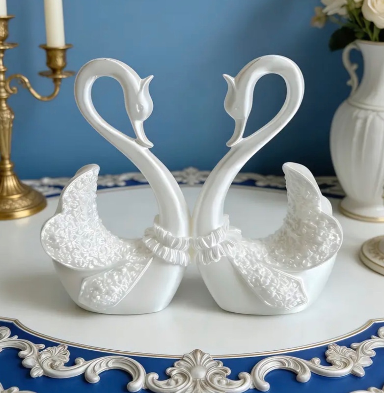 Statues de cygnes blancs