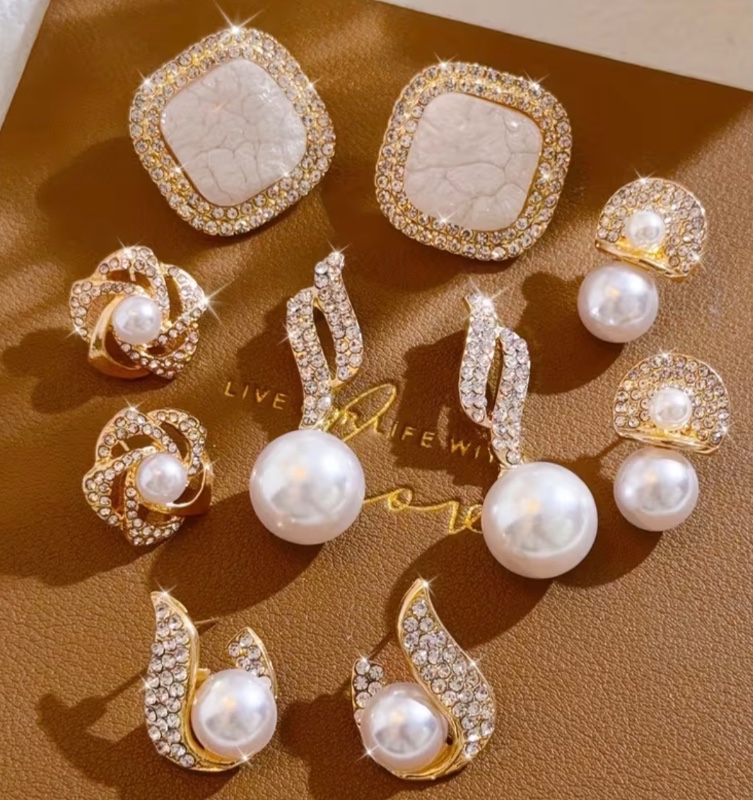 Ensemble de cinq paires de boucles d'oreilles