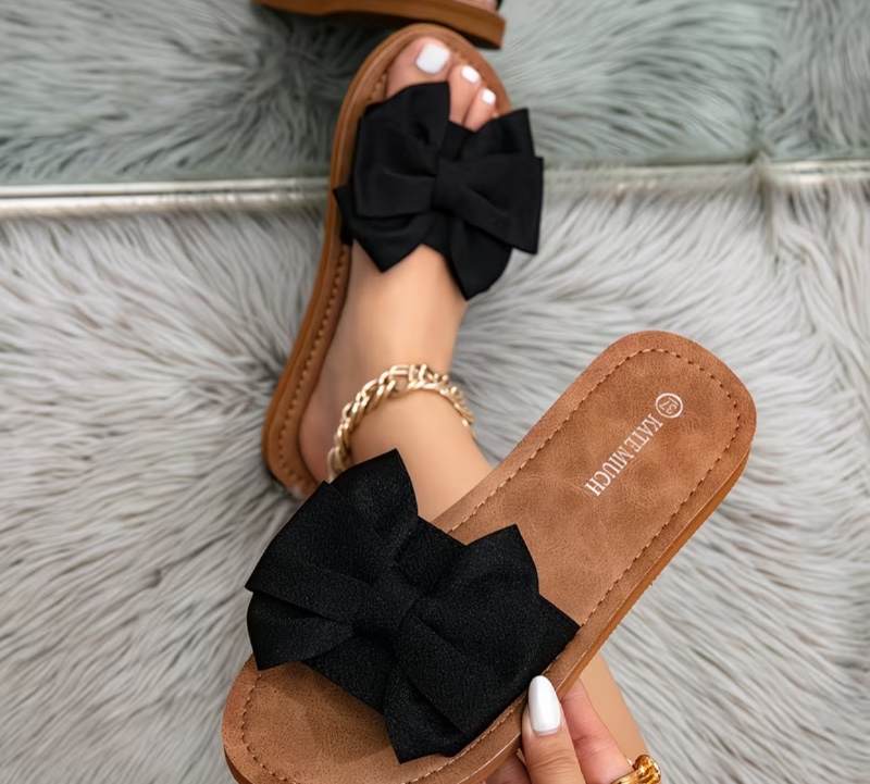Sandales plates noires et marron classiques et ludiques