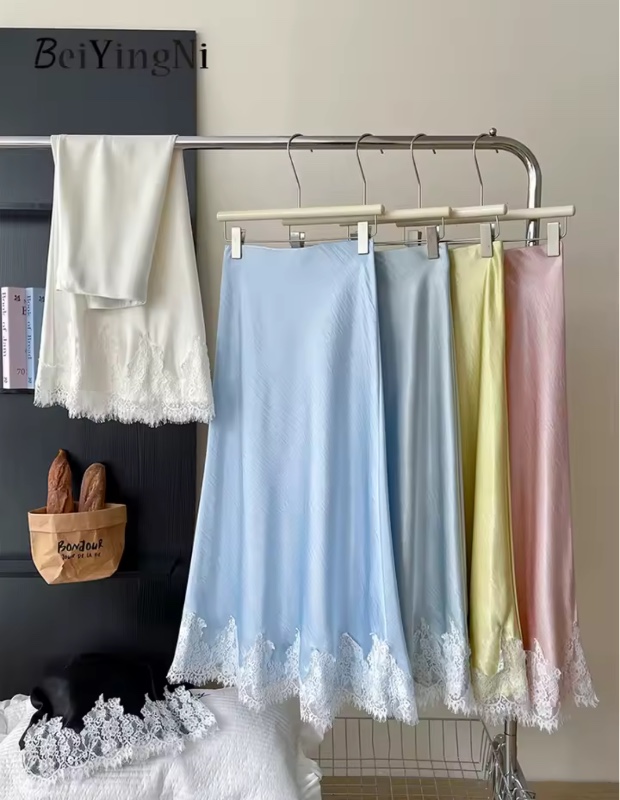 Jupe en satin avec dentelle