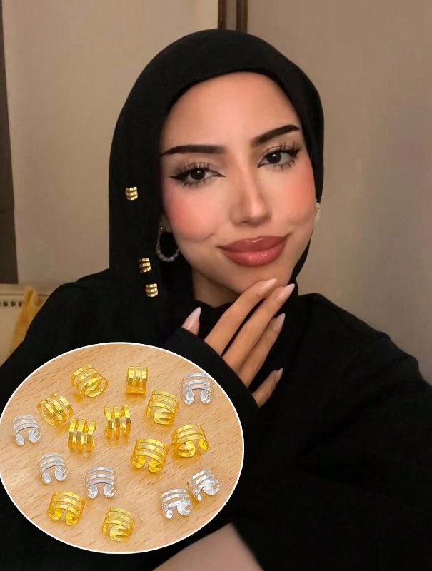 Ces accessoires sont des bijoux de cheveux polyvalents, souvent appelés "perles de dreadlock" ou "bagues de tresse", que l'on peut détourner pour décorer un hijab.