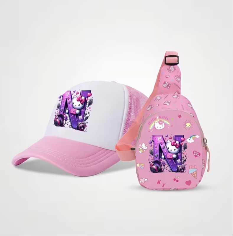 Un ensemble de 2 pièces comprenant un sac bandoulière Sanrio Hello Kitty et un chapeau élégant