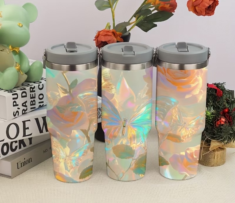 Gobelet de voiture portable de 30 oz en acier inoxydable, avec un design coloré d'ombre de papillon et de rose. Ce grand gobelet de sport bénéficie d'une isolation sous vide double couche pour garder les boissons chaudes ou froides, est étanche.