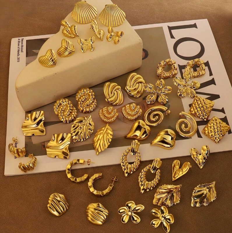 Boucles d'oreilles élégantes en acier inoxydable plaqué or 18 carats (lot de 24) - Styles variés (feuilles, fleurs, coquillages, motifs géométriques.