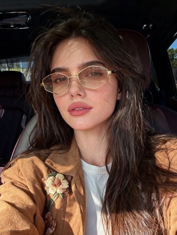 Lunettes de mode asymétriques en métal à monture losange, style urbain polyvalent pour femmes.
