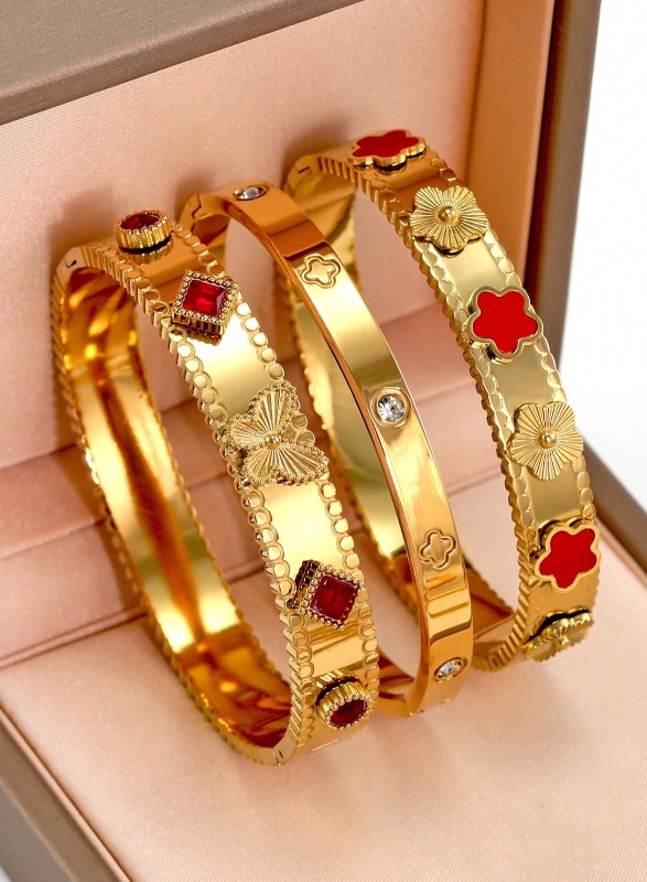 Bracelet en acier inoxydable orné de fleurs, de trèfles à quatre feuilles et de papillons. Idéal au quotidien pour une femme. Style bohème. Incrusté de zirconiums cubiques colorés. Bijou en or généreux, personnalisé, luxueux et élégant.