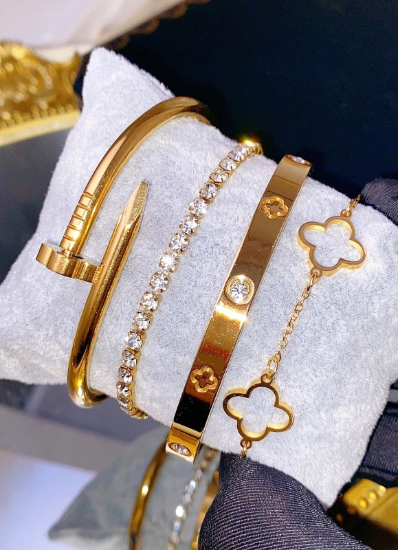 Ensemble de 4 bracelets de luxe en acier inoxydable avec cristaux, trèfle à quatre feuilles et étoile. Bijou vintage élégant pour femme