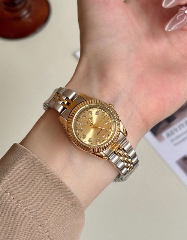 Montre femme en alliage à quartz avec cadran rond orné de strass, style rétro britannique, montre de luxe de niche, idéale pour les vacances, les fêtes, les mariages, la rentrée scolaire.