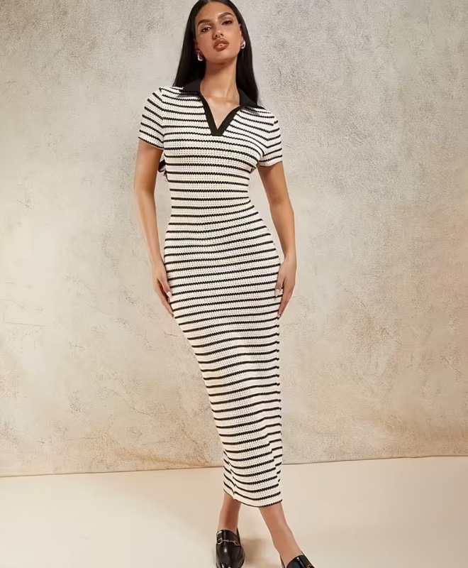 Une robe longue à rayures élégante pour femmes, à manches courtes, parfaite pour l'été, les tenues décontractées et le bureau, offrant un confort quotidien avec un design classique, idéale pour les femmes à la mode.