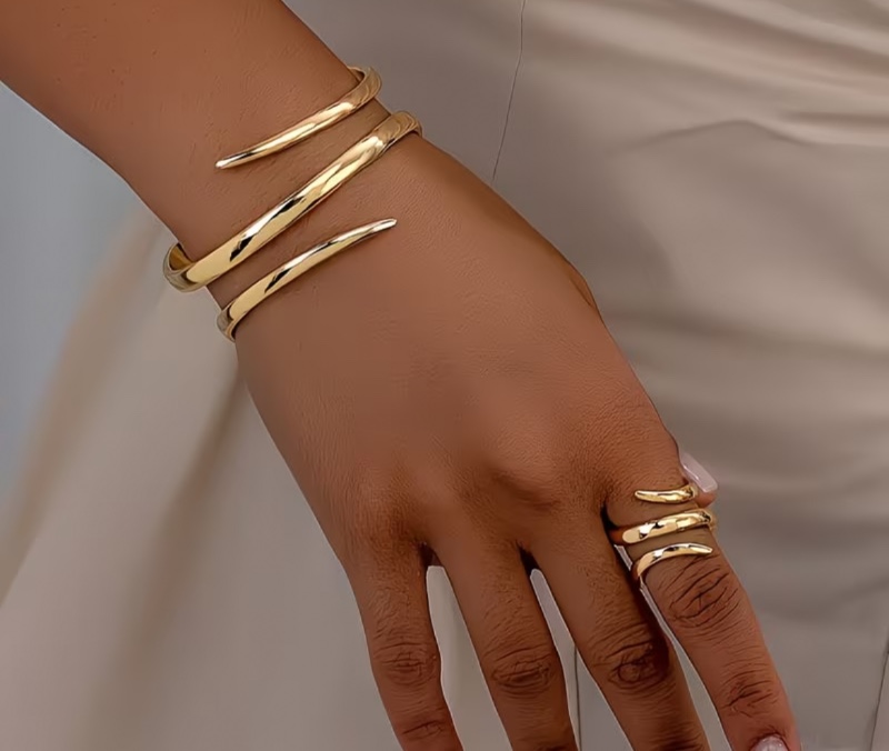 Ensemble de Bijoux pour Femmes : Bracelet Ouvert à Trois Couches Courbées en Acier Inoxydable Doré et Personnalité Simple de Mode Européenne et Américaine + Bague, Luxe Léger Adapté aux Rassemblements Festifs et Accessoires Quotidiens