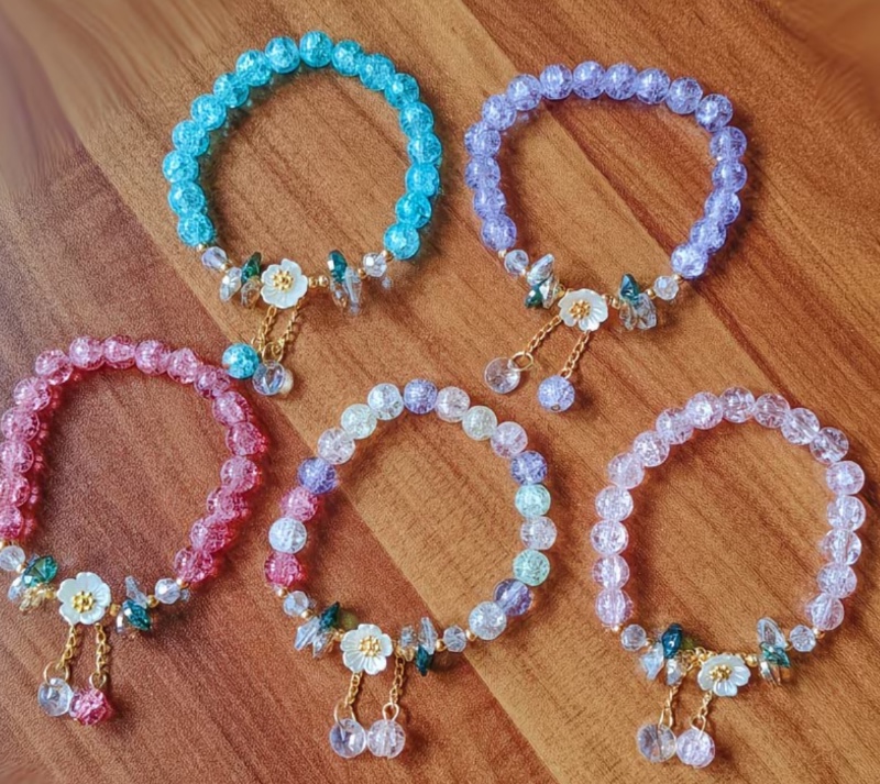 Lot de 6 bracelets élégants vintage en résine avec perles et effet verre craquelé, extensibles, empilables, couleurs aléatoires, cadeau pour femmes, accessoire de mode pour fêtes et vacances
