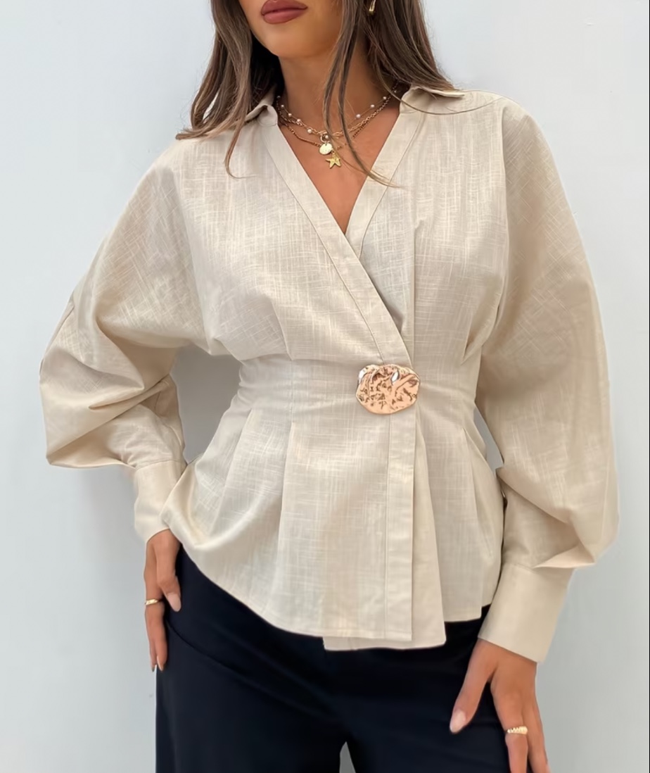 Élégant Chemisier Femme à Col en V Croisé avec Décorations Métalliques et Taille Cintrée - Blouse Élégante pour Femme