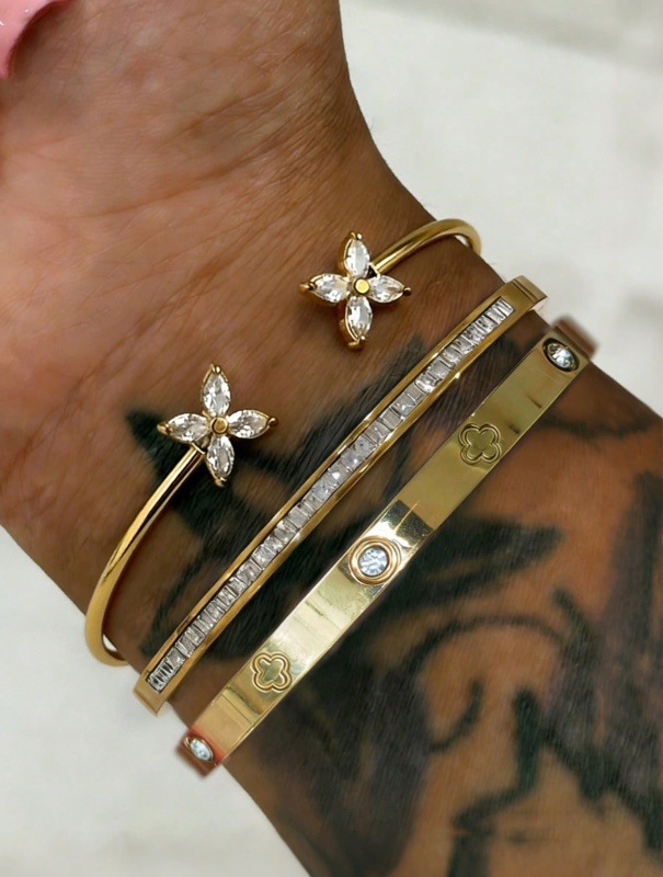 Ensemble de 1 ou 3 bracelets joncs en acier inoxydable plaqué or 18 carats avec cristaux et motif trèfle, idéal pour un usage quotidien, un cadeau ou un accessoire tendance.