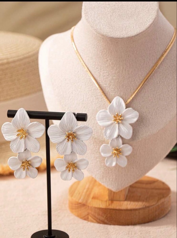 Un collier pendentif élégant et à la mode avec fleur et une paire de boucles d'oreilles assorties, convient pour les rassemblements quotidiens, les fêtes et les cadeaux de festival pour épouse. Saint Valentin