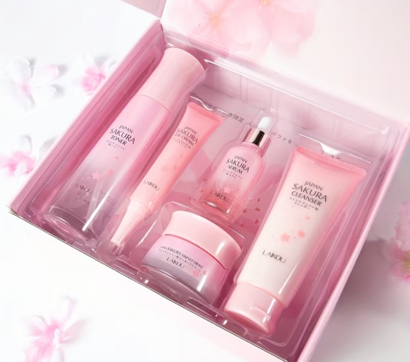 Kit Cadeau de Soins Quotidiens Sakura, Comprend Nettoyant Visage 100g, Tonique 120ml, Sérum 30ml, Crème pour les Yeux 30g, Crème Visage Jour & Nuit 50g, Hydratation Profonde