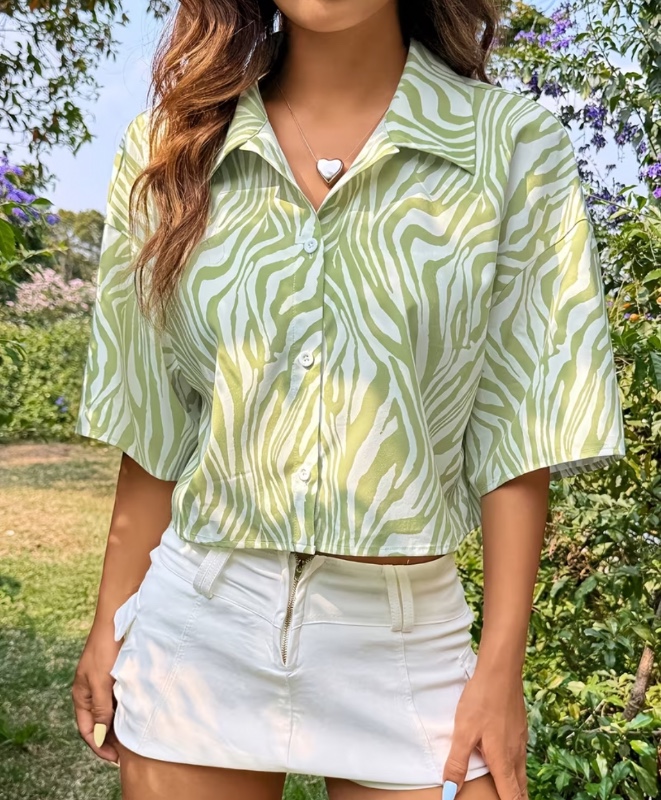 Chemise élégante verte à rayures zébrées pour femme, manches courtes tombantes, coupe loose et cropped, col classique, fermeture à un bouton, lavable en machine, pour tenue décontractée ou formelle, mode estivale, vêtement durable, blouse imprimée
