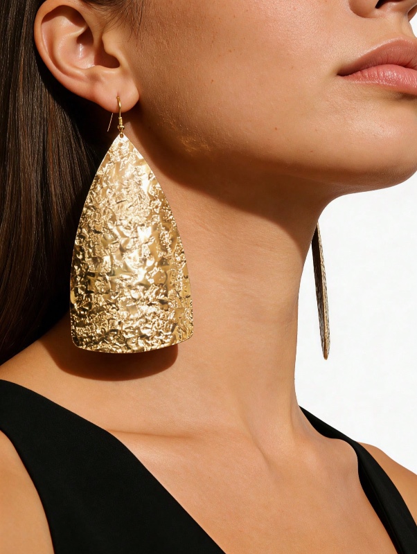1 paire de boucles d'oreilles pendantes en forme de goutte d'eau dorées à texture martelée, style bohème européen et américain. Texture métallique, convient pour la plage, les fêtes, les festivals de musique, affinante et élégante