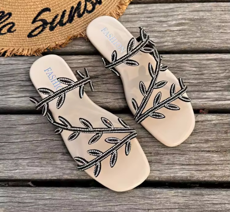 Sandales plates à strass tendance pour femmes, nouvelles sandales d'été confortables à enfiler, tongs de plage en PU, tongs décontractées