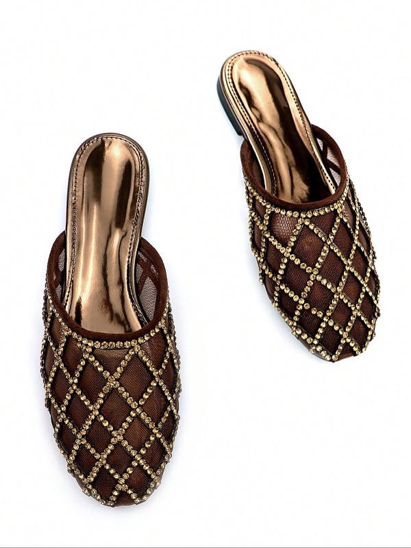 Sandales plates mules à bout carré  marron chocolat avec décor de maille ajourée entièrement orné de strass. Confortables et convenant pour le port quotidien et les tenues de fête, printemps-été.