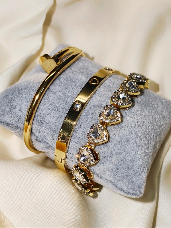 3 pièces Set de bracelets bangle en acier inoxydable plaqué or 18 carats avec perles de verre en forme de cœur de 18 cm. Bracelet de mode Convient pour le port quotidien.