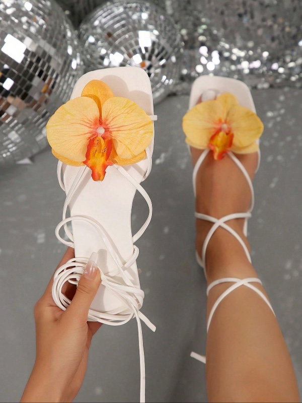 Sandales plates à fleurs françaises pour femmes, nouvelles sandales mode d'été à bout ouvert, convenant pour les sorties, les promenades décontractées, les fêtes et les tenues de plage