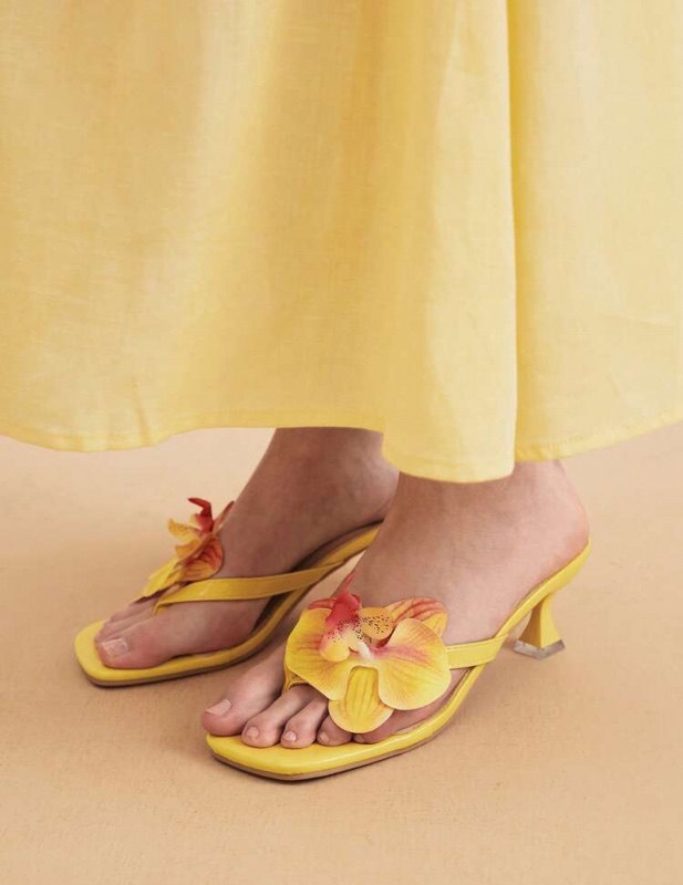 Eladyva Nouvelles sandales à talons hauts avec décoration de fleurs jaunes 3D pour femmes, talons élégants bas, convient pour la plage, les fêtes, les rendez-vous et la saison des mariages, à porter avec un bikini, une robe, sandales à talons hauts élégan