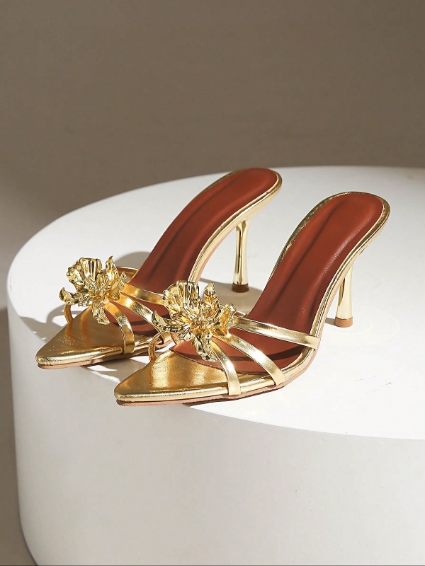Mules à bout pointu avec décoration florale en métal 3D pour femmes, sandales Glissant élégantes avec texture en métal doré, convient pour les mariages, les fêtes et les tenues d'été