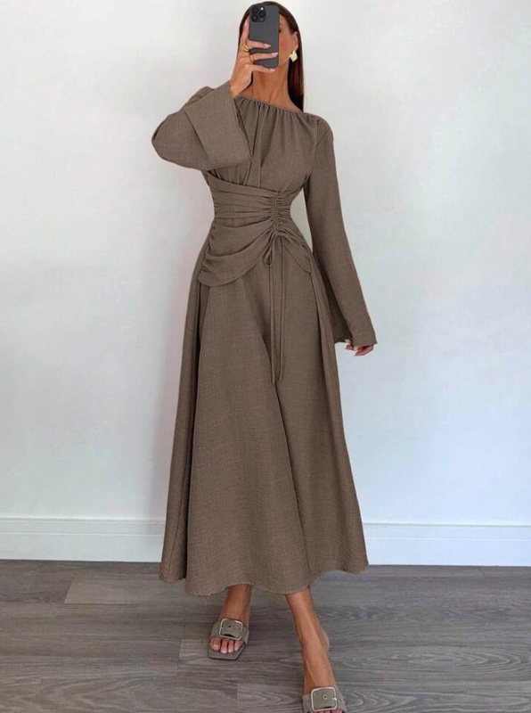 Robe élégante marron pour femme Siren Gaze, à col rond et manches cloche. Idéale pour l’automne, avec un motif à rayures, une taille froncée et une ceinture à nouer qui met la silhouette en valeur. Parfaite pour un dîner, le travail dans un style business