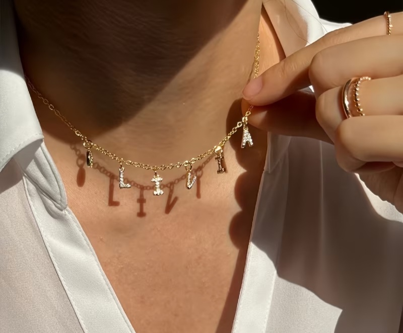 Collier Personnalisé en Acier Inoxydable avec Zircone Synthétique Lettre MAMA, Bijou Créatif sur Mesure - Cadeau Idéal pour la Fête des Mères ou Tenue Décontractée
