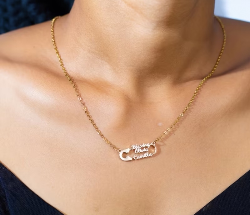 Collier Nom en Acier Inoxydable Personnalisable - Design Élégant & Simple avec Chaîne Trombone, Pendentif Personnalisé 1-4 Noms de Famille - Cadeau Idéal pour la Fête des Mères pour Femmes