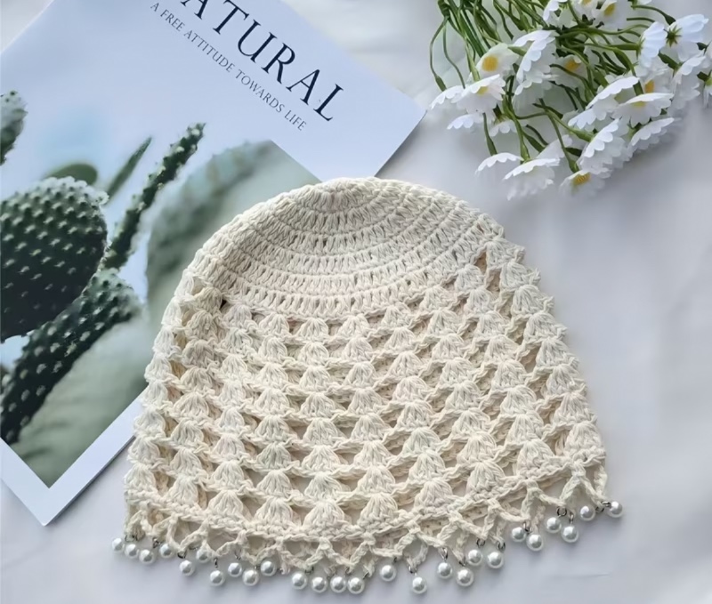 1 pièce, modèle tendance style « influenceuse » avec pendentif en perle et touche ethnique ; bonnet élégant pour femme, modèle léger en maille crochetée à la main ; bonnet sans bord au style bohème, chic et affinant le visage ; convient pour toutes les sa