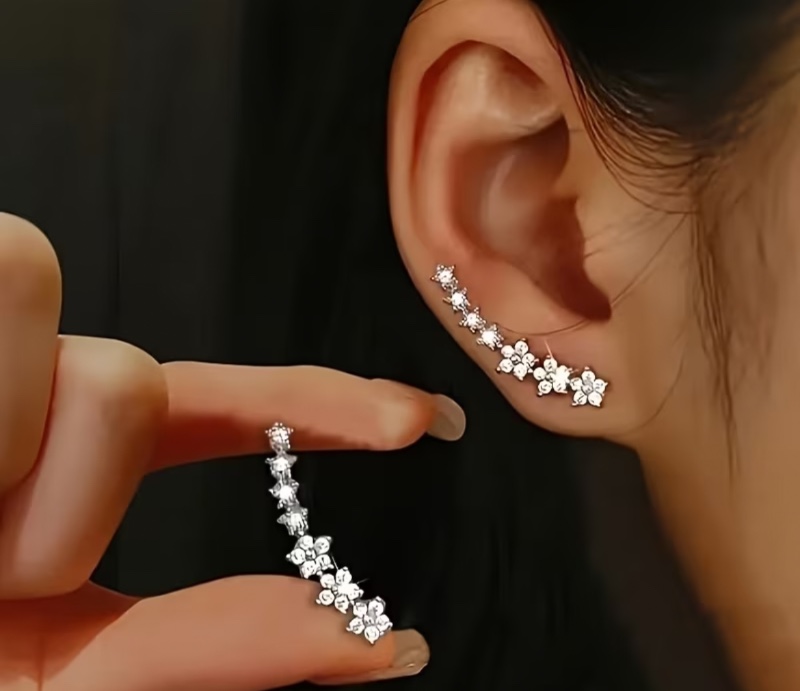 Boucles d'oreilles fleuries à sequins pour femme – Élégantes boucles d'oreilles serties, puces d'oreilles fleurs hypoallergéniques pour peaux sensibles ; idéal pour la Saint-Valentin, les mariages et le quotidien.