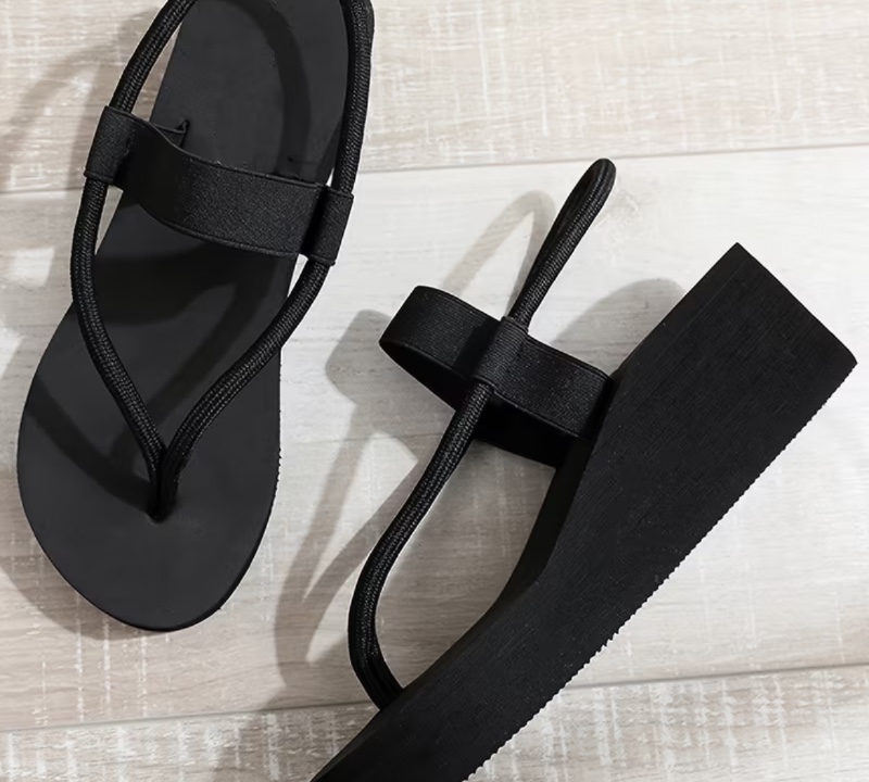 Sandales tongs pour femme – Chaussures d'été, sandales compensées à semelle épaisse et talons hauts, tongs noires à brides et entre-doigts, chaussures de plage pour l'extérieur et les voyages.