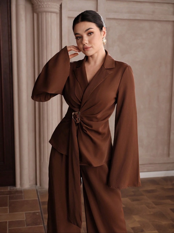 Ensemble deux pièces Graceveil pour femme (marron café) : chemise à col, manches longues et taille cintrée avec plis, associée à un pantalon large ; une tenue de tailleur-pantalon élégante pour le bureau