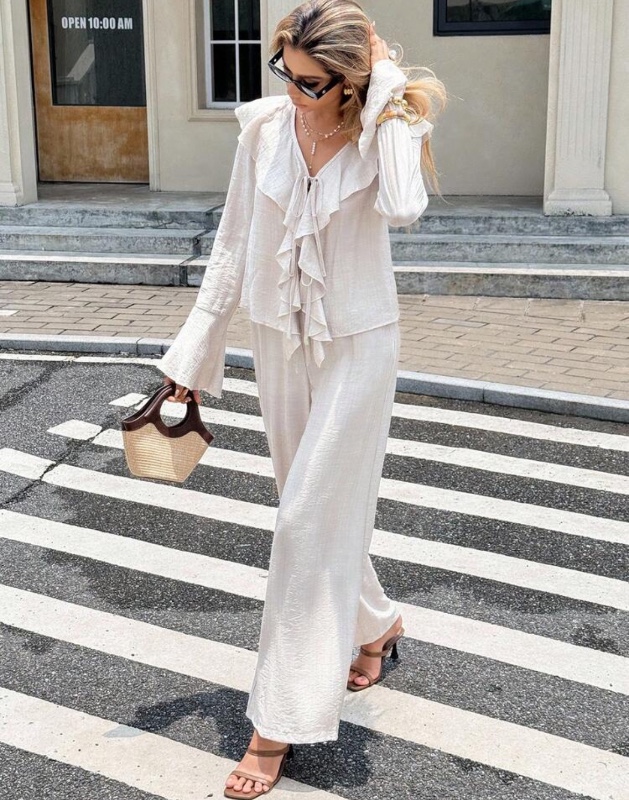 Ensemble  Frenchy 2 pièces pour femme : élégant ensemble en lin blanc cassé (idéal pour l'automne, les garden-parties ou les vacances) comprenant une blouse ample unie à volants et un pantalon large à taille élastique.