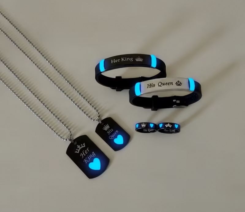 Ensemble de 6 pièces (collier, bracelet, bague) pour couple en acier inoxydable, motif cœur et couronne phosphorescents « Her King / His Queen » ; bijoux tendance pour femme, cadeau idéal pour une promesse d'amour.