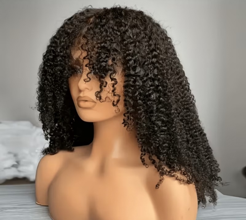 Perruque Lace Front longue (66 cm) noire et tendance, cheveux synthétiques pré-étirés résistants à la chaleur, texture bouclée souple et torsadée, densité 180 %, idéale pour un usage quotidien.