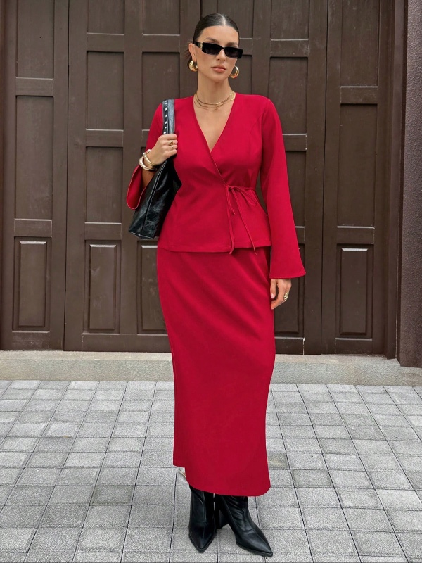 Ensemble élégant deux pièces Siren Gaze pour femme (rouge, style automne/travail) : haut uni à manches longues, col en V profond et croisé, avec jupe ajustée