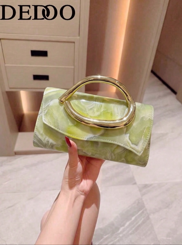 Mini-pochette Dedoo avec décoration métallique tendance ; sac à main élégant pour femme orné d'une bande métallique brillante. Idéal pour les tenues de soirée, fêtes, mariages, bals et autres occasions formelles. Livré avec une chaîne métallique.