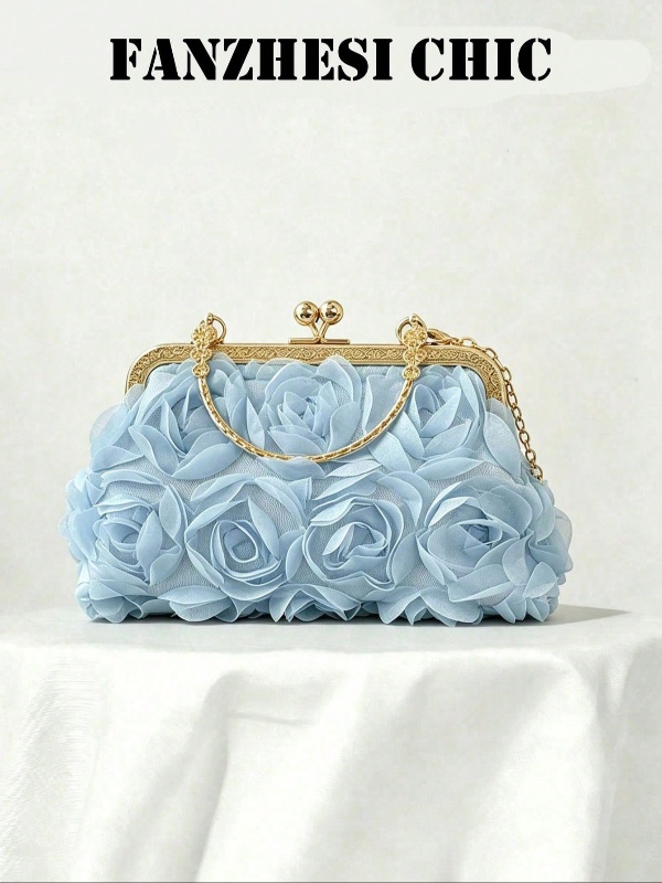 Pochette élégante en mousseline bleu clair à motif floral avec fermoir baiser, double anse dorée et bandoulière chaîne amovible. Sac de soirée parfait pour un mariage ou un banquet.