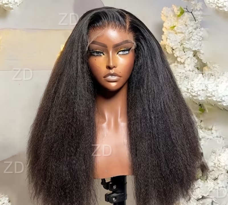 Perruque Lace Front noire, cheveux longs et doux (71,12 cm) à texture Yaki lisse, densité 180 %, avec ligne frontale pré-épilée, idéale pour un usage quotidien (bonnet 13x4x1).