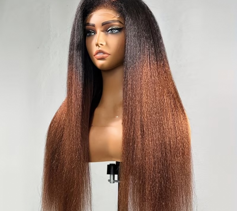 Perruque Lace Front 13x4x1 en cheveux synthétiques lisses (texture Yaki), dégradé de brun, ultra-douce, longueur 30 pouces, densité 180 % ; sans colle, ligne frontale pré-épilée, résistante, tendance et adaptée à un usage quotidien.