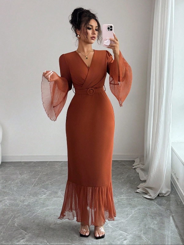 Robe Elenzga pour femme à col en V et manches évasées, couleur rouille, style automnal élégant, idéale pour les dîners, les soirées, le shopping ou les festivals de musique ; modèle long avec plis à la taille et empiècements en résille.
