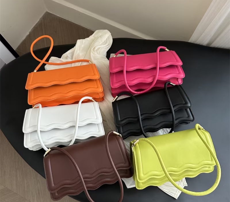 Sac à bandoulière pour femme à bord ondulé, avec rabat et boucle décorative – Mini-sac idéal pour les trajets quotidiens, le travail ou un look décontracté (porté sous le bras)