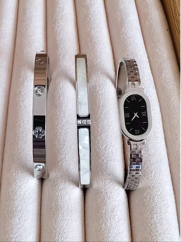 Fabriqué en acier inoxydable 304 de haute qualité, ce bracelet est hypoallergénique, n'irrite pas la peau et résiste à l'eau. Il est résistant aux déformations et aux rayures et ne provoque pas d'allergies cutanées, ce qui le rend idéal pour un usage