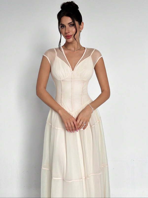 Robe d'été élégante pour invitée de mariage Firerie – Modèle blanc sans manches à col en V, taille haute et coupe évasée, avec doublure en tulle et manches courtes (abricot) – Style minimaliste et raffiné.