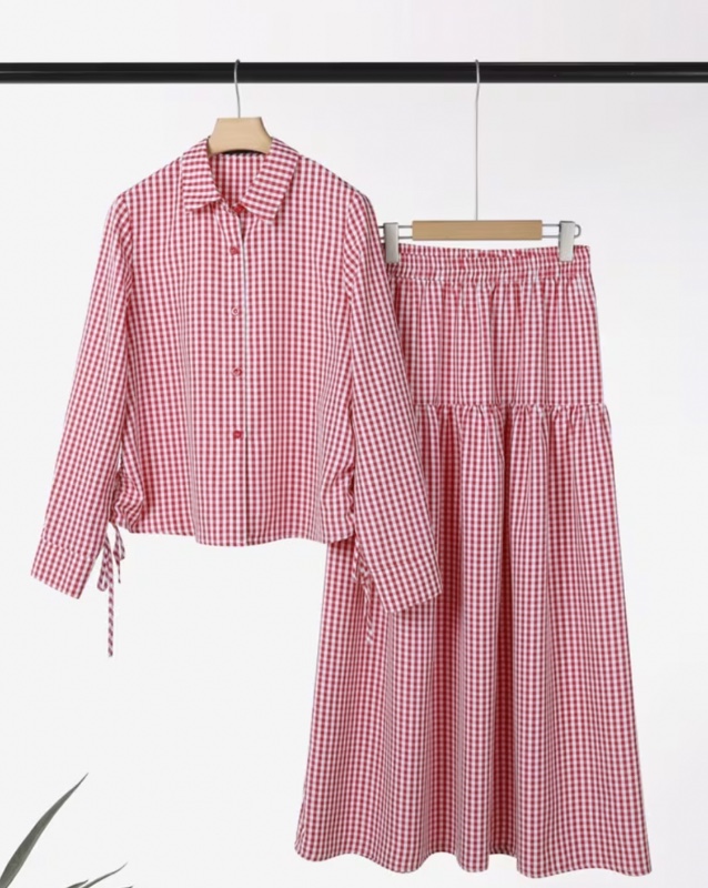 Ensemble deux pièces pour femme comprenant une chemise à carreaux avec col à revers et manches longues, assortie d'une jupe évasée légère (coupe trapèze), idéal pour une tenue décontractée en plein air.